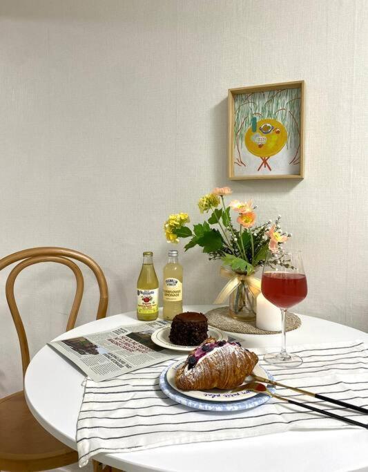Apartment 5mins To Jangseungbaegi Station, 1mins To Airport Bus Station, Max 6pax, Two Bedrooms