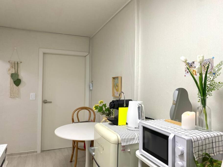 5mins To Jangseungbaegi Station, 1mins To Airport Bus Station, Max 6pax, Two Bedrooms Apartment *