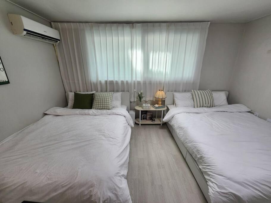 Apartment 5mins To Jangseungbaegi Station, 1mins To Airport Bus Station, Max 6pax, Two Bedrooms *