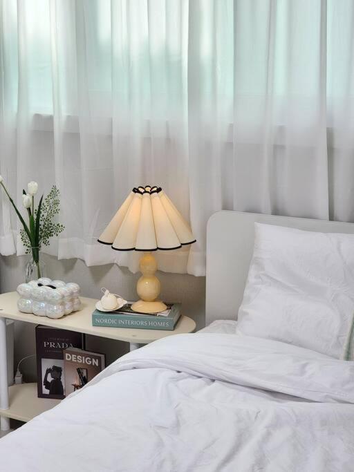 Apartment 5mins To Jangseungbaegi Station, 1mins To Airport Bus Station, Max 6pax, Two Bedrooms Seoul