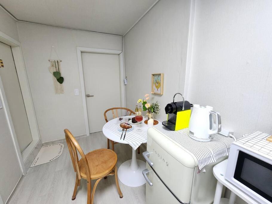 5mins To Jangseungbaegi Station, 1mins To Airport Bus Station, Max 6pax, Two Bedrooms * Seoul