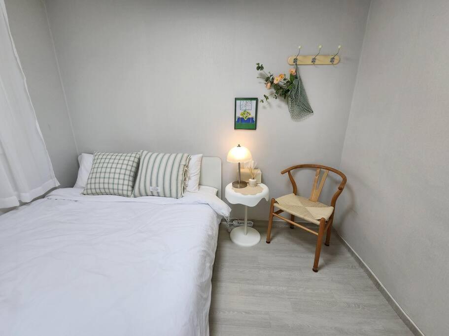 5mins To Jangseungbaegi Station, 1mins To Airport Bus Station, Max 6pax, Two Bedrooms Apartment