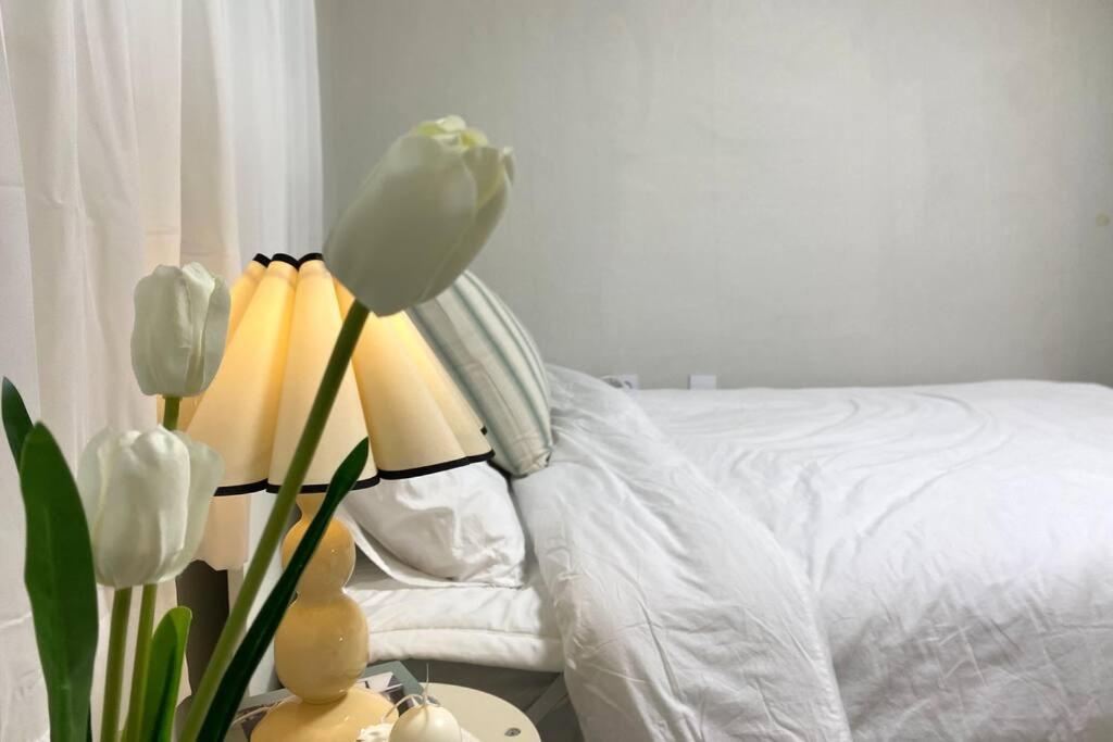 Apartment 5mins To Jangseungbaegi Station, 1mins To Airport Bus Station, Max 6pax, Two Bedrooms *