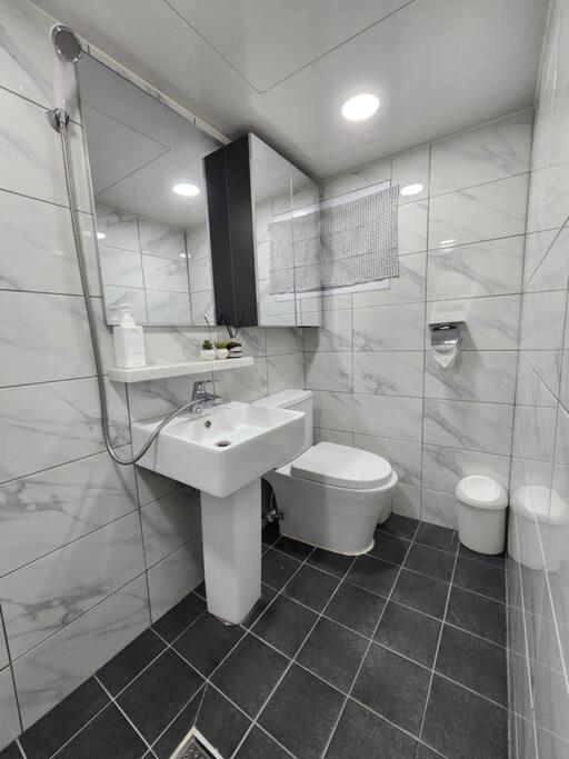 5mins To Jangseungbaegi Station, 1mins To Airport Bus Station, Max 6pax, Two Bedrooms Apartment Seoul