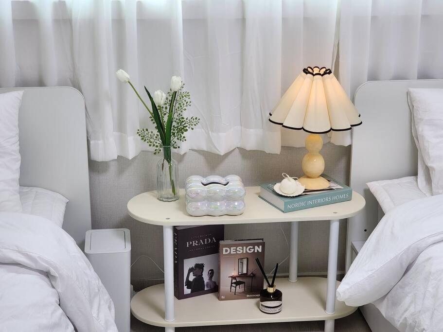 Apartment 5mins To Jangseungbaegi Station, 1mins To Airport Bus Station, Max 6pax, Two Bedrooms Seoul