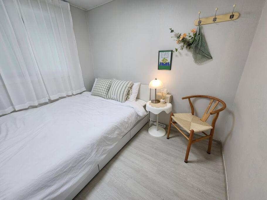5mins To Jangseungbaegi Station, 1mins To Airport Bus Station, Max 6pax, Two Bedrooms