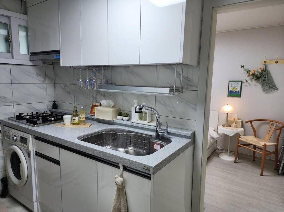 5mins To Jangseungbaegi Station, 1mins To Airport Bus Station, Max 6pax, Two Bedrooms