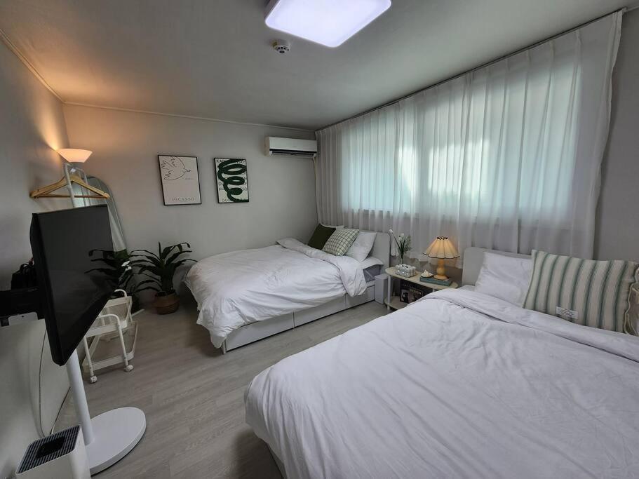 Apartment 5mins To Jangseungbaegi Station, 1mins To Airport Bus Station, Max 6pax, Two Bedrooms *